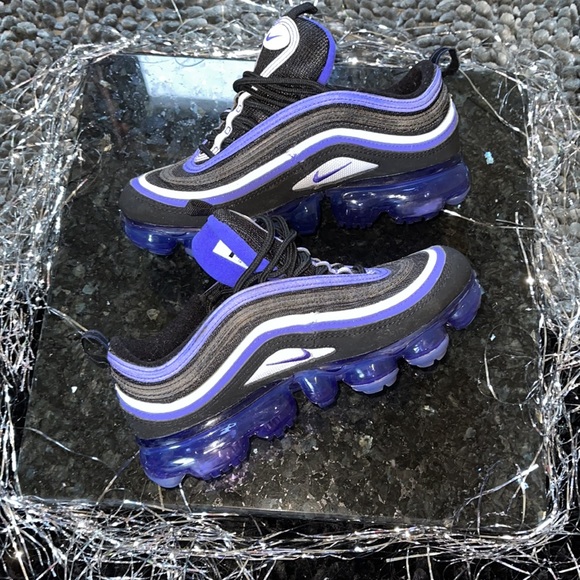 One of Nike extremely attractive, versatile shoe. - Picture 6 of 17